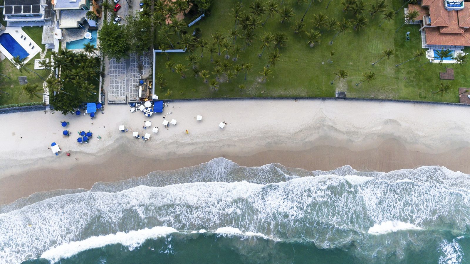 Praia do Guarujá vista de cima, com as casas da orla