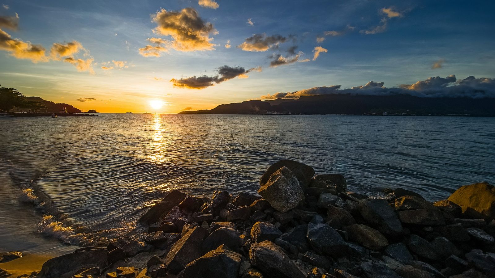 Pôr do sol no mar de Ilhabela