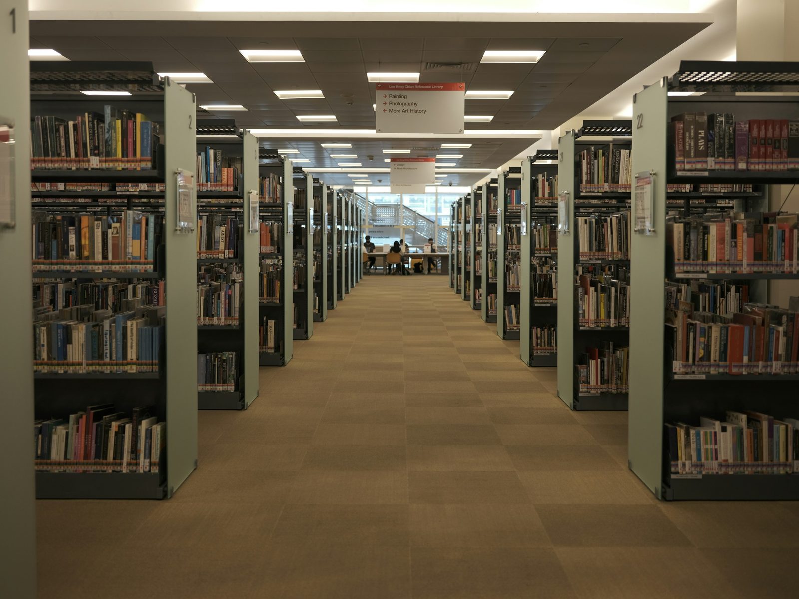 Corredor entre as estantes de uma biblioteca pública