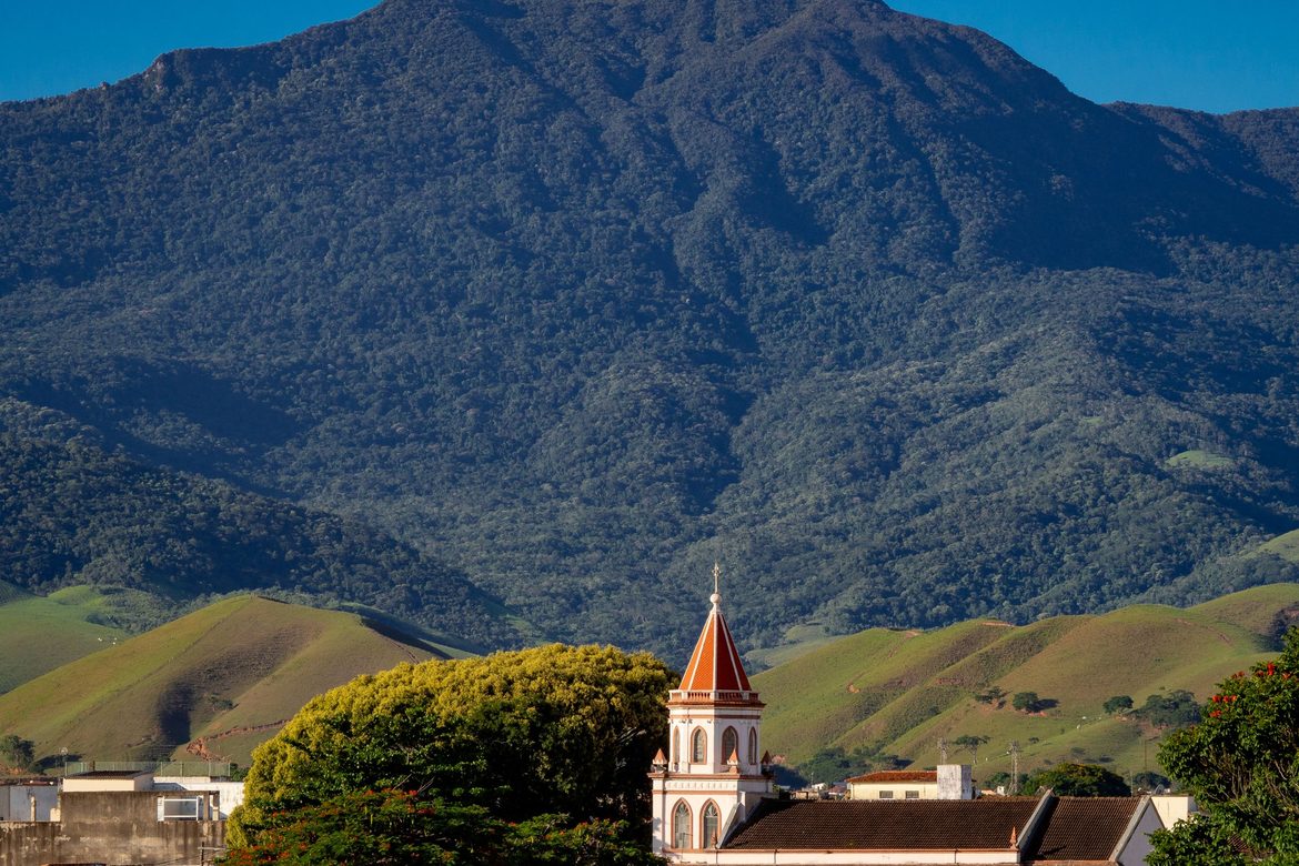 Torre de igreja em Cruzeiro, com a serra ao fundo